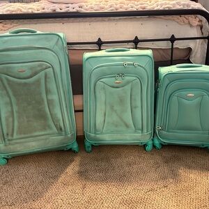 3 piece Olympian 4 wheel luggage set. Carry on bag never used!